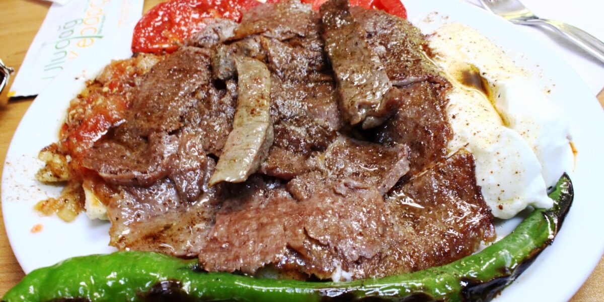 Bursa İskender kebap ve Kemalpaşa tatlısı sofrası