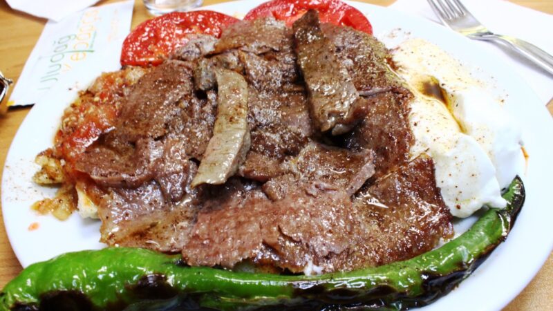 Bursa İskender kebap ve Kemalpaşa tatlısı sofrası