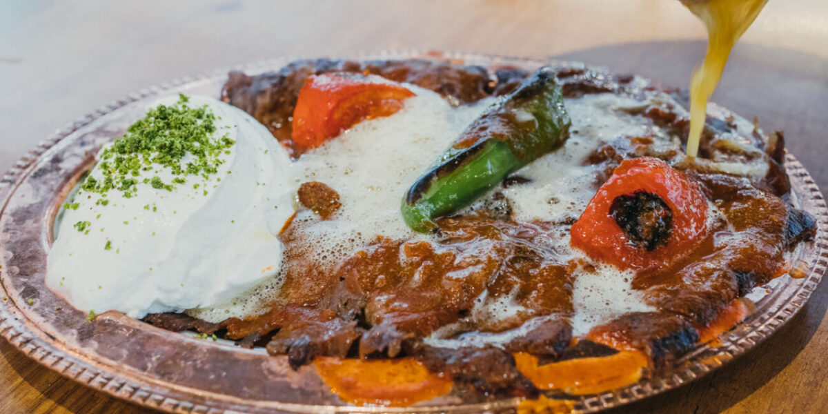 Geleneksel Bursa yemekleri sofrası: İskender, piyaz ve kestane şekeri