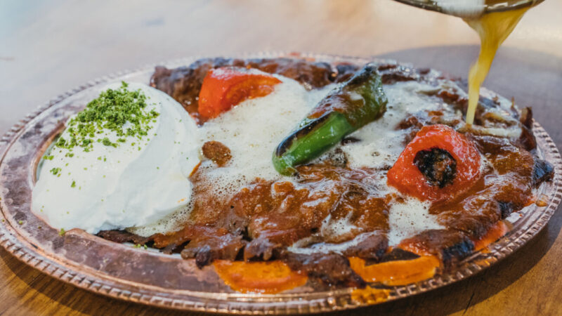 Geleneksel Bursa yemekleri sofrası: İskender, piyaz ve kestane şekeri