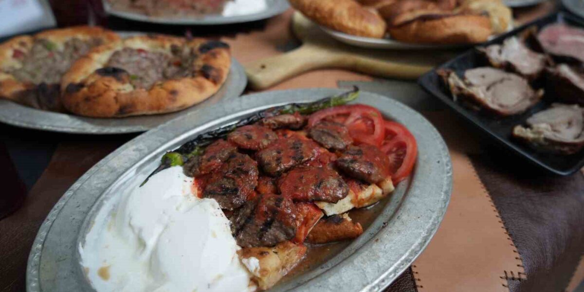 Bursa sokaklarında İskender kebap ve pideli köfte tezgahları