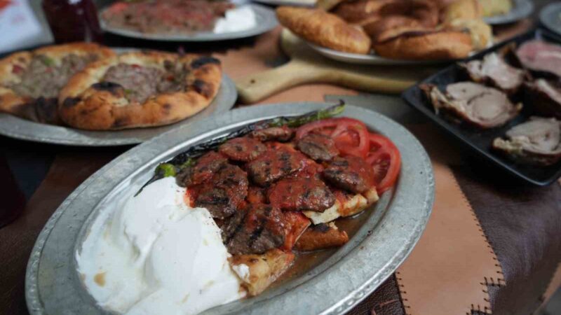 Bursa sokaklarında İskender kebap ve pideli köfte tezgahları