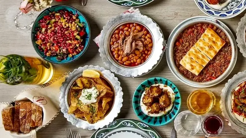 Bursa sofrasında pideli köfte ve cantık içeren yöresel yemekler